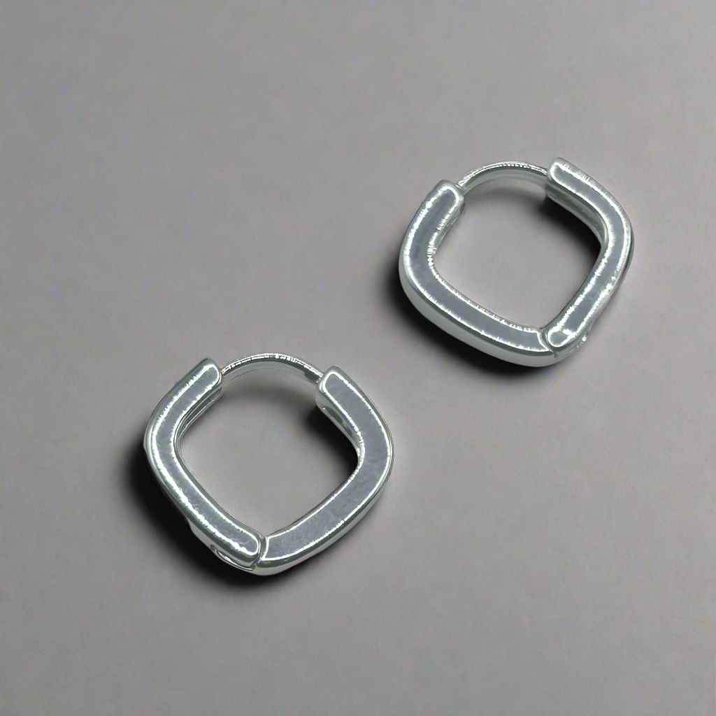 Minimalist silver hoop earrings for women in rhodium plating – delicate and lightweight.