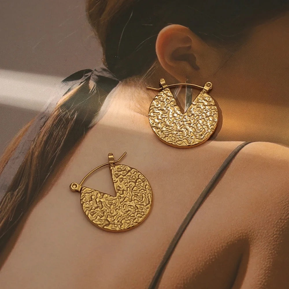 Elegant textured gold earrings, yellow gold-plated, hypoallergenic, anti-tarnish, perfect for a timeless look
