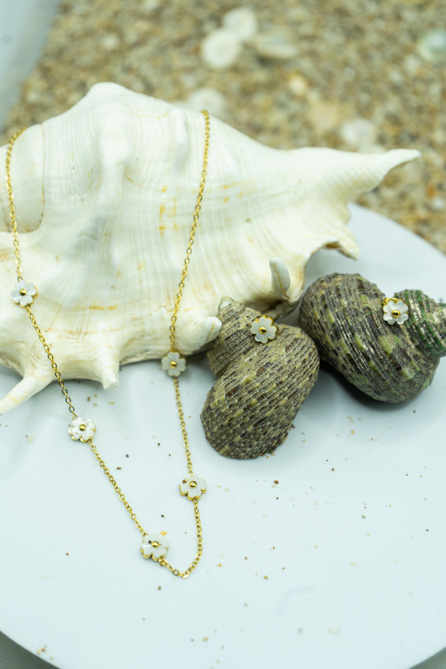 Elegant Daisy Necklace with yellow gold plating, anti-tarnish finish, and hypoallergenic design.