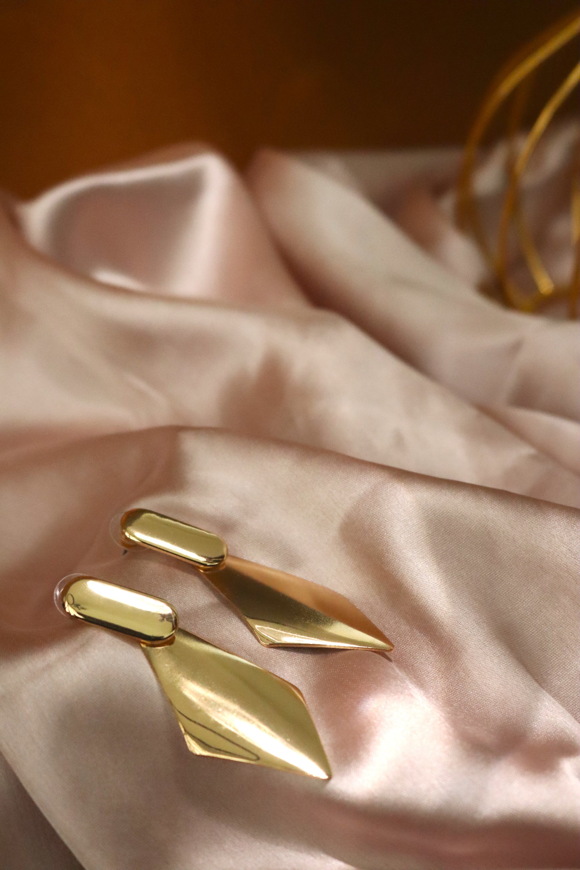 Kite Edge Earrings, trendy and affordable minimalist jewelry in yellow gold - Peppy Pink