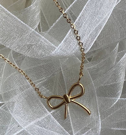 Peppy Pink gold necklace with ribbon-style charm