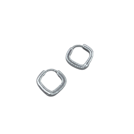 Minimalist women’s silver hoops – lightweight earrings with rhodium shine.
