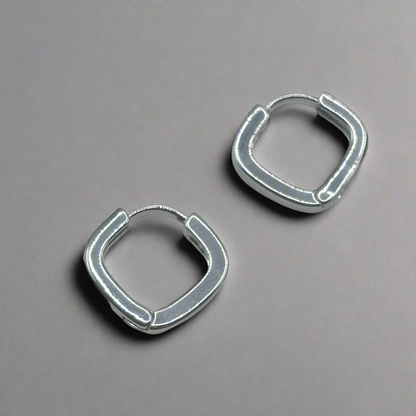 Minimalist silver hoop earrings for women in rhodium plating – delicate and lightweight.