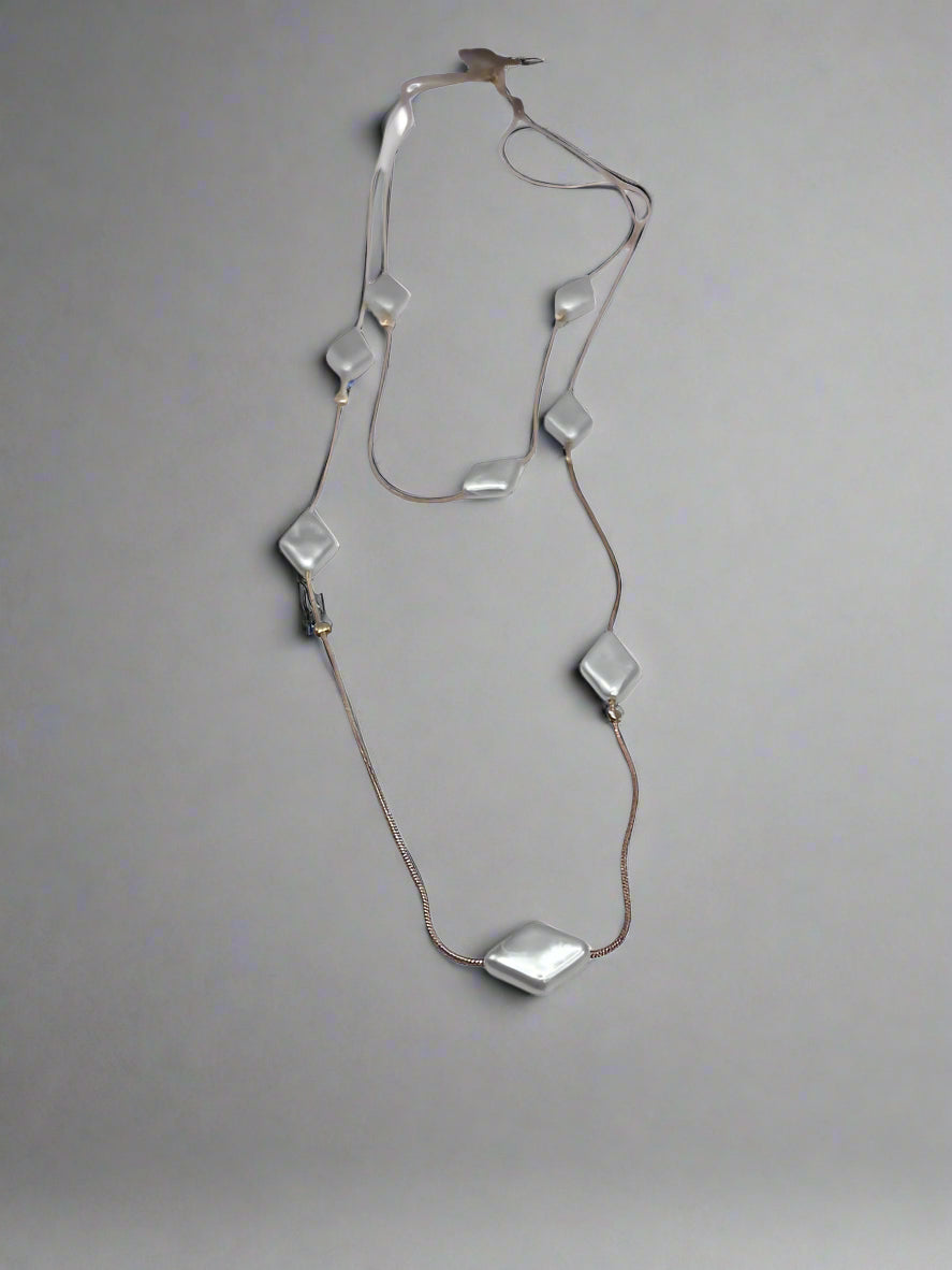 Modern pearl and diamond-look necklace in rhodium finish
