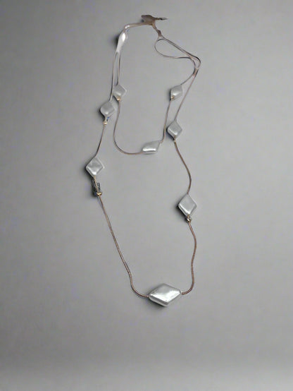 Modern pearl and diamond-look necklace in rhodium finish