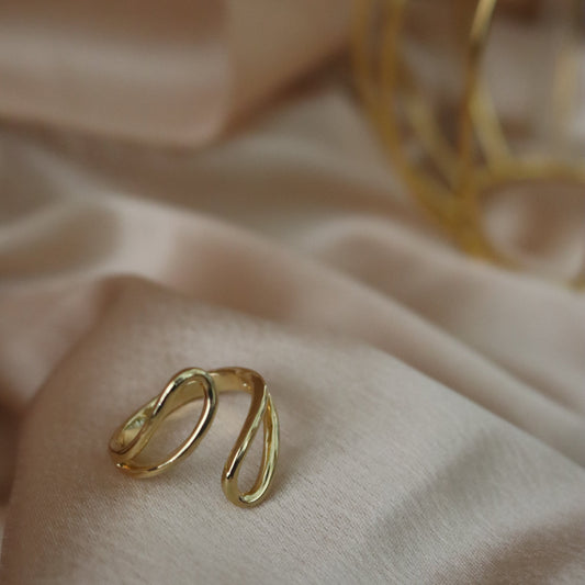 Flowing Curve Ring