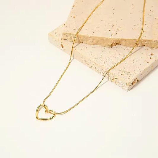 Heart's Curve Necklace in Yellow Gold, a minimalist and romantic accessory - Peppy Pink 