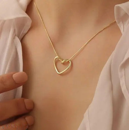 curved heart necklace in gold finish, chic and romantic - Peppy Pink 